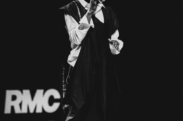 L’édition Africa Game ne se limite pas au basketball : elle est devenue un véritable rendez-vous culturel où sport, identité et mode se rencontrent. Cette année, la mode africaine a été mise à l’honneur, avec des créations qui reflètent l’histoire, le patrimoine et la créativité du continent. La mode comme vecteur d’identité culturelle La mode est un outil puissant pour exprimer la culture et les traditions. Lors de l’Africa Game, des pièces emblématiques, comme le Grand Boubou Noir signé MAISON KAYA Couture, ont permis de mettre en avant le savoir-faire africain tout en modernisant les classiques pour le public contemporain. Ces vêtements racontent une histoire, celle d’un continent riche en couleurs, motifs et symboles. Des pièces emblématiques revisitées pour l’occasion Pour l’édition Africa Game, les créateurs ont imaginé des vêtements qui combinent tradition et modernité. Le grand boubou, revisité dans une coupe contemporaine, illustre parfaitement cette rencontre entre héritage culturel et style urbain. Les couleurs sobres ou vibrantes, les textures travaillées et les coupes fluides mettent en valeur à la fois l’élégance et le confort, indispensables pour un événement sportif et médiatique. Un message d’unité et de créativité La mode de l’Africa Game ne se limite pas à l’esthétique : elle véhicule un message fort d’unité et de fierté africaine. Les pièces unisexes et les collaborations avec des marques locales démontrent que la mode africaine peut être inclusive, audacieuse et résolument contemporaine. Chaque tenue devient ainsi un symbole de liberté, d’expression et d’identité. L’impact de la mode africaine sur le public et les fans Grâce à cette mise en avant, le public découvre la richesse de la mode africaine et l’influence des créateurs locaux. Les tenues portées par les joueurs et le staff, ainsi que les collections capsules pour l’événement, suscitent l’admiration et inspirent les tendances, faisant de l’Africa Game un véritable carrefour entre sport et mode. Conclusion : célébrer la culture africaine à travers le style L’édition Africa Game montre comment la mode africaine peut raconter des histoires, unir les communautés et moderniser les traditions. Des pièces comme le grand boubou de MAISON KAYA Couture incarnent cette rencontre entre style contemporain et héritage culturel, faisant de chaque vêtement un symbole fort et mémorable.