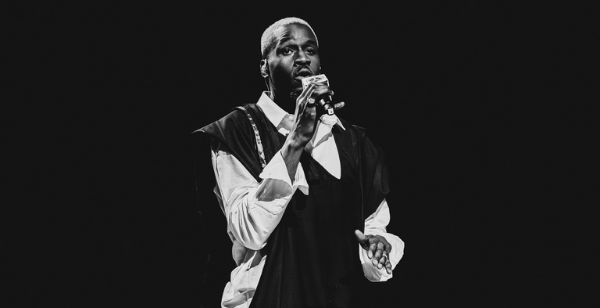 L’édition Africa Game ne se limite pas au basketball : elle est devenue un véritable rendez-vous culturel où sport, identité et mode se rencontrent. Cette année, la mode africaine a été mise à l’honneur, avec des créations qui reflètent l’histoire, le patrimoine et la créativité du continent. La mode comme vecteur d’identité culturelle La mode est un outil puissant pour exprimer la culture et les traditions. Lors de l’Africa Game, des pièces emblématiques, comme le Grand Boubou Noir signé MAISON KAYA Couture, ont permis de mettre en avant le savoir-faire africain tout en modernisant les classiques pour le public contemporain. Ces vêtements racontent une histoire, celle d’un continent riche en couleurs, motifs et symboles. Des pièces emblématiques revisitées pour l’occasion Pour l’édition Africa Game, les créateurs ont imaginé des vêtements qui combinent tradition et modernité. Le grand boubou, revisité dans une coupe contemporaine, illustre parfaitement cette rencontre entre héritage culturel et style urbain. Les couleurs sobres ou vibrantes, les textures travaillées et les coupes fluides mettent en valeur à la fois l’élégance et le confort, indispensables pour un événement sportif et médiatique. Un message d’unité et de créativité La mode de l’Africa Game ne se limite pas à l’esthétique : elle véhicule un message fort d’unité et de fierté africaine. Les pièces unisexes et les collaborations avec des marques locales démontrent que la mode africaine peut être inclusive, audacieuse et résolument contemporaine. Chaque tenue devient ainsi un symbole de liberté, d’expression et d’identité. L’impact de la mode africaine sur le public et les fans Grâce à cette mise en avant, le public découvre la richesse de la mode africaine et l’influence des créateurs locaux. Les tenues portées par les joueurs et le staff, ainsi que les collections capsules pour l’événement, suscitent l’admiration et inspirent les tendances, faisant de l’Africa Game un véritable carrefour entre sport et mode. Conclusion : célébrer la culture africaine à travers le style L’édition Africa Game montre comment la mode africaine peut raconter des histoires, unir les communautés et moderniser les traditions. Des pièces comme le grand boubou de MAISON KAYA Couture incarnent cette rencontre entre style contemporain et héritage culturel, faisant de chaque vêtement un symbole fort et mémorable.